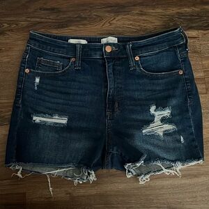 Universal thread shorts in dark denim